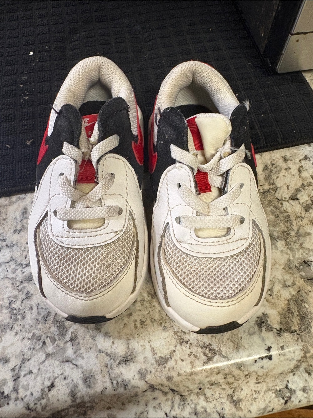 Nike Kids White, Black and Red Low-Top Sneakers